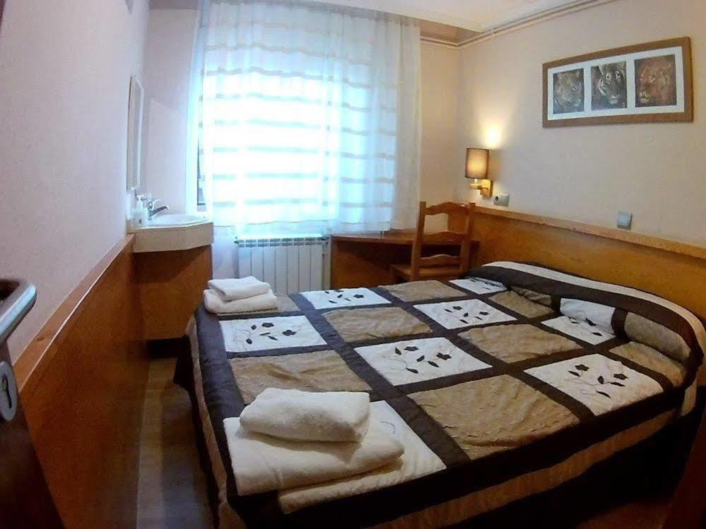 Hostal Fonda Galicia Cardedeu Exterior foto