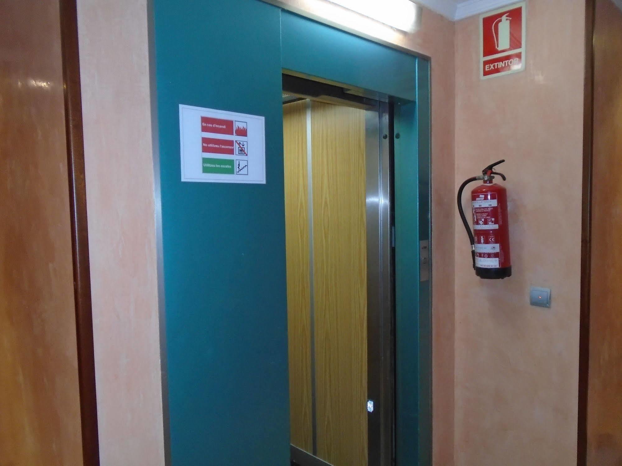 Hostal Fonda Galicia Cardedeu Exterior foto